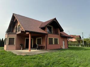 una casa con techo y patio verde en Dom Krotoszyce, en Krotoszyce