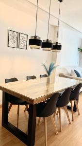 mesa de comedor con sillas y luces colgantes en Mestre Denia Centro, en Denia