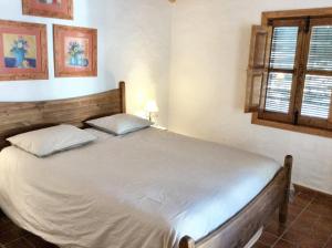 アラハルにある2 bedrooms house with furnished terrace at Alajarのベッドルーム1室(大きな白いベッド1台、枕2つ付)