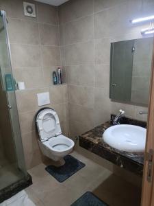 y baño con aseo y lavamanos. en Appartement au Parc Mohammedia, en Mohammedia