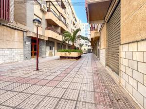 an empty street with a street light and buildings at Precioso apartamento en Puerto in Santa Pola