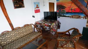 uma sala de estar com um sofá e uma mesa com uma televisão em Attale Resort em Hambantota