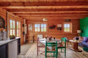 a kitchen and living room with a table and chairs at Paisible et insolite chalet pour 4 personnes a Penmarch in Penmarcʼh
