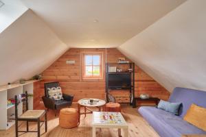 a living room with a couch and a table at Paisible et insolite chalet pour 4 personnes a Penmarch in Penmarcʼh