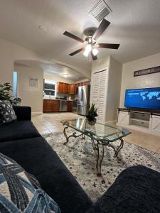 - un salon avec un canapé et une télévision dans l'établissement Private rooms near Siesta Key - Cozy Home, à Sarasota