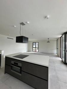 Postel nebo postele na pokoji v ubytování Luxe appartement uitzicht op stad, zee en Handelskade