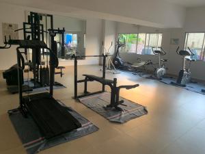 - une salle de sport avec plusieurs appareils d'exercice dans l'établissement Hillside3 The Heart of Nimman Rd., à Chiang Mai