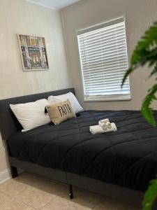 - un lit avec 2 oreillers dans une chambre dans l'établissement Private rooms near Siesta Key - Cozy Home, à Sarasota
