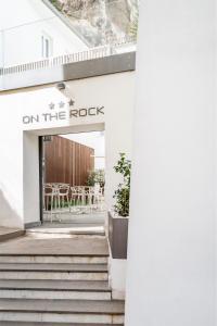 Un edificio bianco con un cartello che legge sulla roccia di On The Rock ad Arco