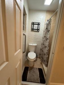La petite salle de bains est pourvue d'une douche et de toilettes. dans l'établissement Private rooms near Siesta Key - Cozy Home, à Sarasota