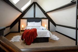 מיטה או מיטות בחדר ב-The Cottage by StayStaycations