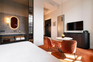 ルールモントにあるヴァン　デル　ヴァルク　シアターホテル　ドゥ　オランジュリのベッドルーム1室(ベッド1台、テーブル、椅子付)