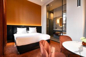 ルールモントにあるヴァン　デル　ヴァルク　シアターホテル　ドゥ　オランジュリのベッドルーム1室(ベッド1台、テーブル、椅子付)