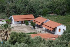 una vista aérea de una casa con techos naranjas en LYGIROS ANASTASIOS, en Tarti