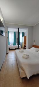 ein Schlafzimmer mit einem großen Bett und einem großen Fenster in der Unterkunft Hotel Nuovo Rondò in Sesto San Giovanni