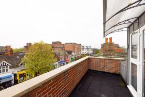 einen Balkon mit Stadtblick in der Unterkunft Staines City Centre by Charles Hope in Staines