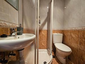 un baño con lavabo e inodoro en Casa Lantoxana Quiet and fully-equipped , ideal for families, en Gijón 33 fotos más