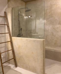 een badkamer met een glazen douche en een wastafel bij Casa sardine in Cassis