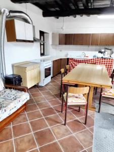 Una cocina o zona de cocina en Studio at Mongiove 800 m away from the beach with enclosed garden