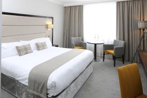 Postel nebo postele na pokoji v ubytování Menlo Park Hotel