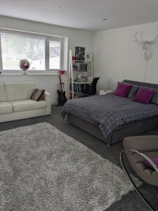um quarto com uma cama e um sofá em Hawarden near Chester em Hawarden