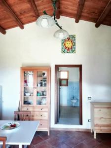 una sala da pranzo con tavolo e specchio di Studio with furnished garden at Lercara Friddi a Lercara Friddi