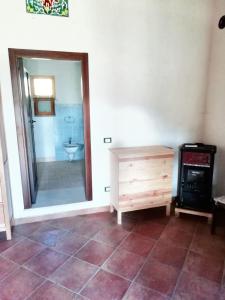 ein Bad mit einer Dusche, einem Waschbecken und einem Spiegel in der Unterkunft Studio with furnished garden at Lercara Friddi in Lercara Friddi