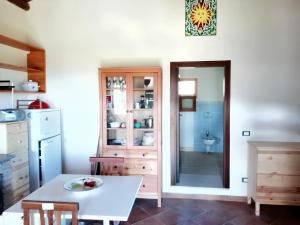 eine Küche mit einem Tisch und einem Waschbecken in der Unterkunft Studio with furnished garden at Lercara Friddi in Lercara Friddi