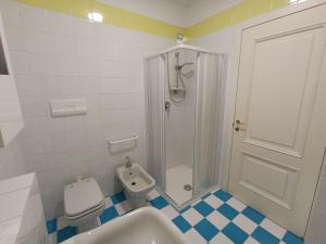Un baño con ducha, lavabo e inodoro. en Casa Lucia, en Negrar 11 fotos más