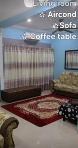salon z kanapą i stolikiem kawowym w obiekcie Maktok's Nilai Homestay w mieście Nilai