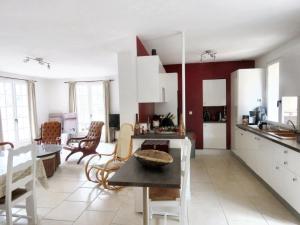 a kitchen with white cabinets and a table and chairs at Villa de 2 chambres avec piscine partagee jardin amenage et wifi a Lorgues in Lorgues