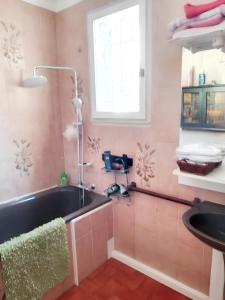 a bathroom with a bath tub and a sink at Villa de 2 chambres avec piscine partagee jardin amenage et wifi a Lorgues in Lorgues