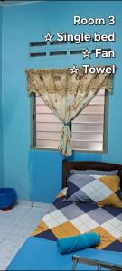 sypialnia z łóżkiem i oknem z zasłoną w obiekcie Maktok's Nilai Homestay w mieście Nilai
