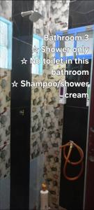 汝来Maktok's Nilai Homestay的门上标有淋浴的浴室