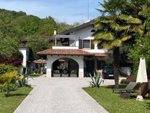 Κήπος έξω από το Villa Rose