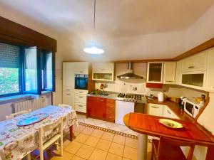 A kitchen or kitchenette at Un posto al sole
