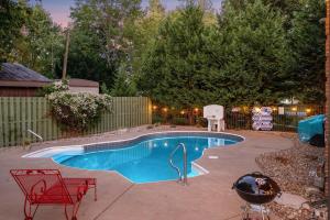 a swimming pool in a yard with a grill and a grill at Rock and Roll River House in Jeffersonville