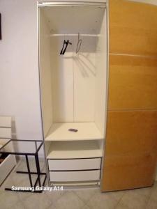 une armoire vide avec une table en verre dans une pièce dans l'établissement Sea Loft Pr, à Pescara