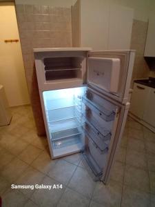 - un réfrigérateur vide avec une porte ouverte dans la cuisine dans l'établissement Sea Loft Pr, à Pescara
