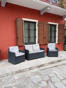 a group of chairs sitting in front of a building at Le fantasie di Tizi in Alpignano