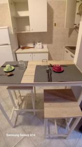 une cuisine avec une table au milieu dans l'établissement Sea Loft Pr, à Pescara