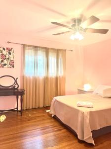 - une chambre avec un lit et un ventilateur de plafond dans l'établissement Vihome516C1-Deluxe Double Bedroom near Bayview, à Toronto