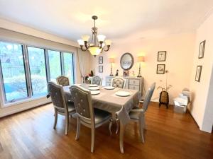 - une salle à manger avec une table et des chaises dans l'établissement Vihome516C1-Deluxe Double Bedroom near Bayview, à Toronto
