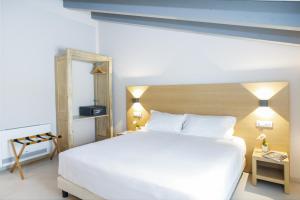 Postel nebo postele na pokoji v ubytování Ros'e Mari Green Home Hotel