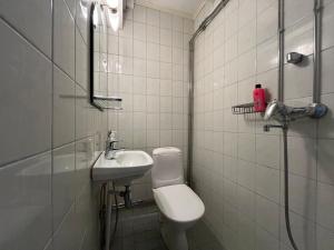 y baño con aseo y lavamanos. en Bella Hostel, en Turku