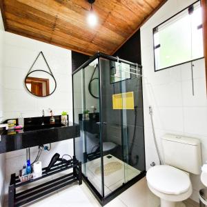 聖特雷莎的住宿－Casa de Campo Capixaba，一间带玻璃淋浴和卫生间的浴室