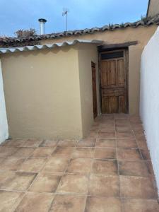 a room with a door and a tile floor at La Sonrisa de Niki in Torrejón de Velasco