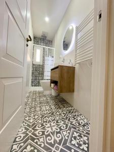 a bathroom with a black and white tile floor at La Sonrisa de Niki in Torrejón de Velasco +5 photos