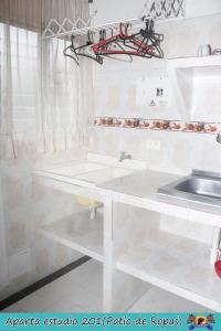 cocina blanca con fregadero y fregadero en Casa Campestre La Heredera en Villavicencio