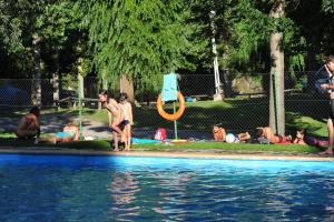 un grupo de personas alrededor de una piscina en Camping Noguera Pallaresa, en Sort